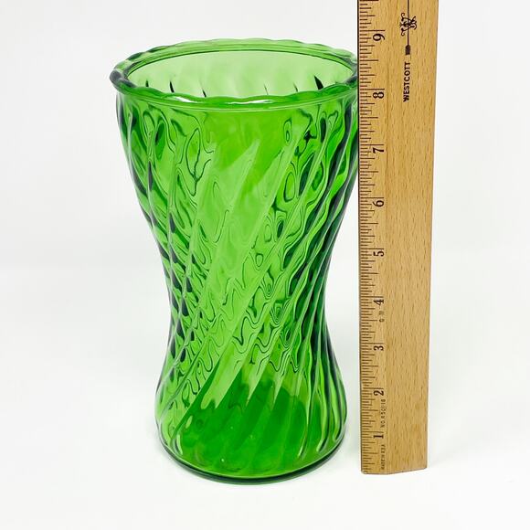 Vintage Emerald Green Swirl Glass Vase 8" Tall Scallop Edge Garden Florist MCM 0 - Picture 3 of 4